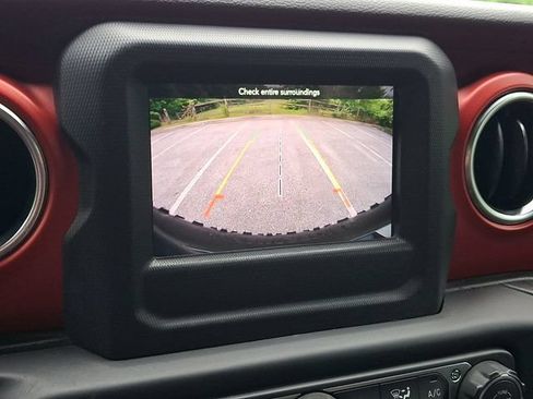 Used 2019 Jeep Wrangler Unlimited Rubicon w/ Dual Top Group AWD/4WD image 17