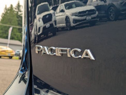 Used 2021 Chrysler Pacifica Touring-L w/ Uconnect Theater Family Group AWD/4WD image 40