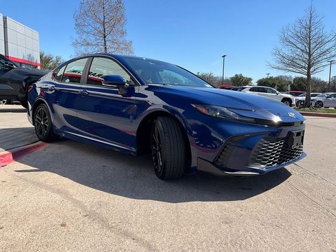 Used 2025 Toyota Camry SE image 4