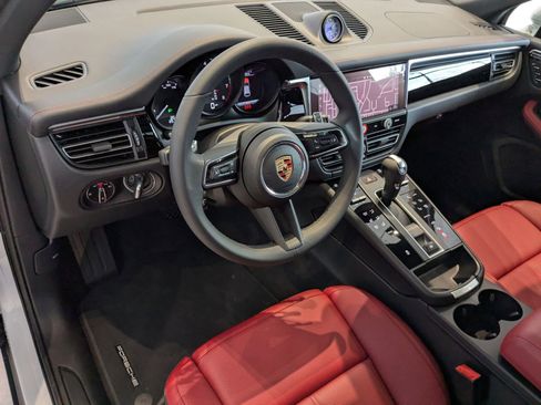 Used 2025 Porsche Macan image 4