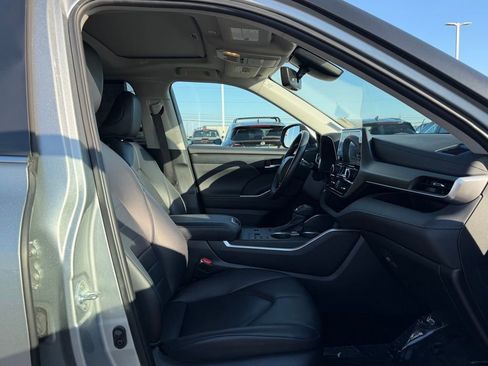 Used 2024 Toyota Highlander XLE image 25