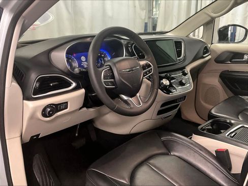 Used 2024 Chrysler Pacifica Touring-L image 8