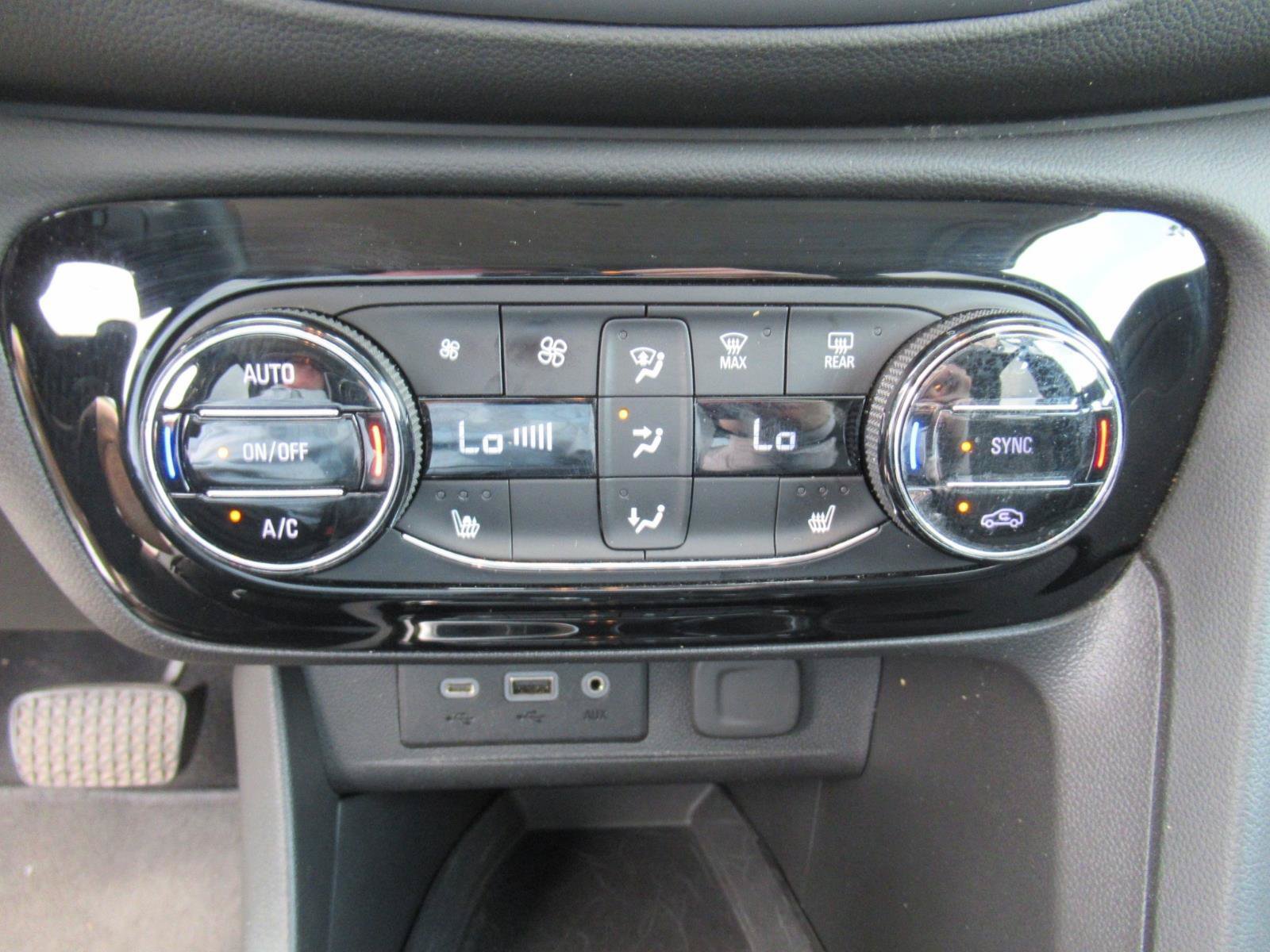 Used 2022 Buick Encore GX Essence FWD image 25
