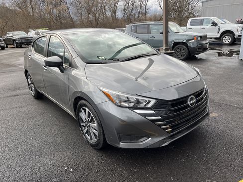 Used 2025 Nissan Versa SV image 3
