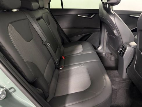 Used 2023 Kia Niro EX image 30