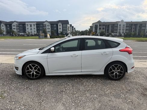 Used 2016 Ford Focus SE w/ SE Sport Package FWD image 2