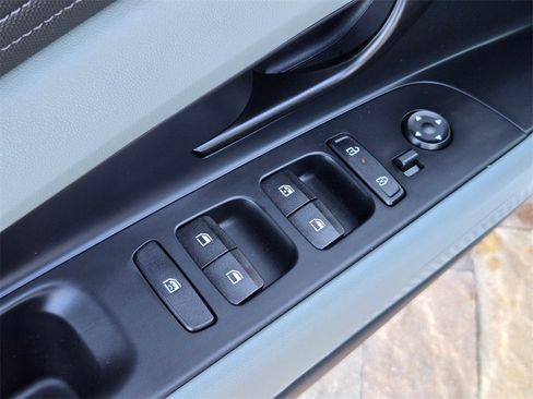 Used 2025 Hyundai Elantra Limited image 12