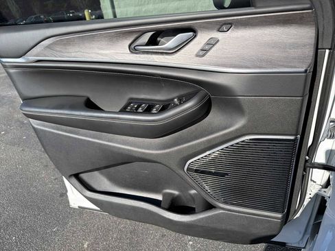 Used 2021 Jeep Grand Cherokee L Overland w/ Luxury Tech Group IV image 17