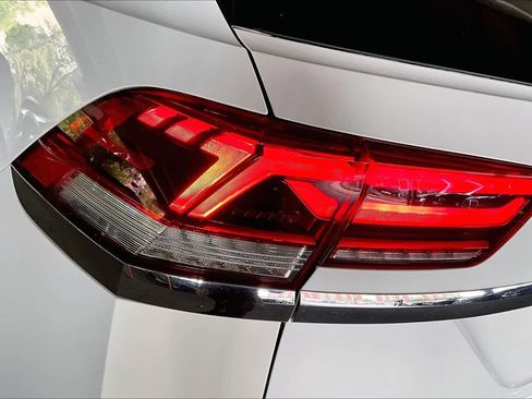 Used 2020 Volkswagen Atlas Cross Sport SE w/ Panoramic Sunroof Package FWD image 28