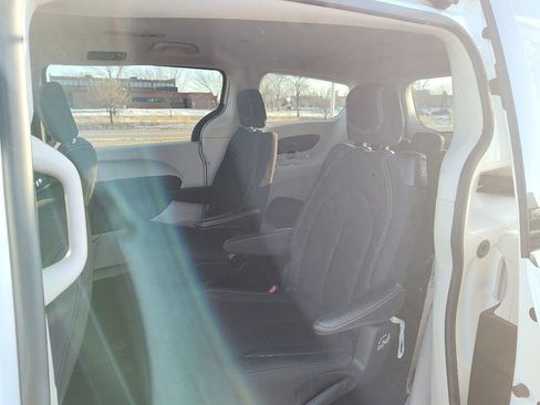Used 2023 Chrysler Voyager LX image 17