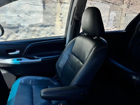 Used 2017 Toyota Sienna SE w/ SE Preferred Package FWD image 16