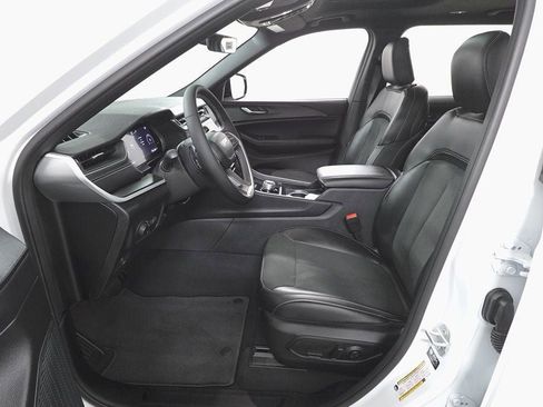 New 2025 Jeep Grand Cherokee L Altitude image 9