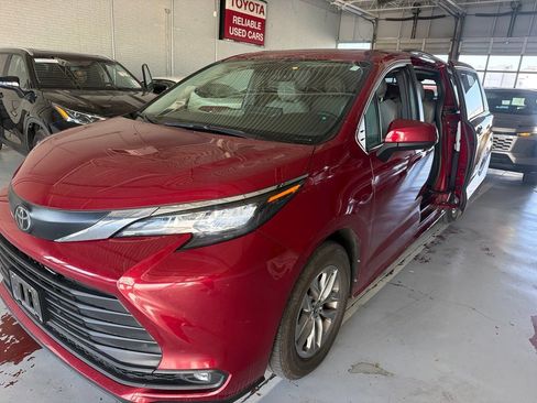 Used 2026 Toyota Sienna XLE FWD image 8