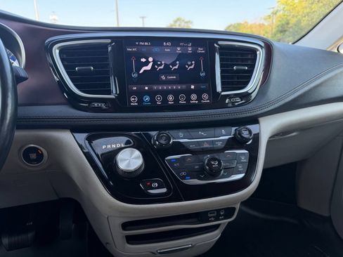 Used 2020 Chrysler Pacifica Limited FWD image 17