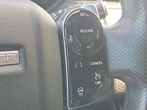 Used 2018 Land Rover Range Rover Velar R-Dynamic SE AWD/4WD image 30