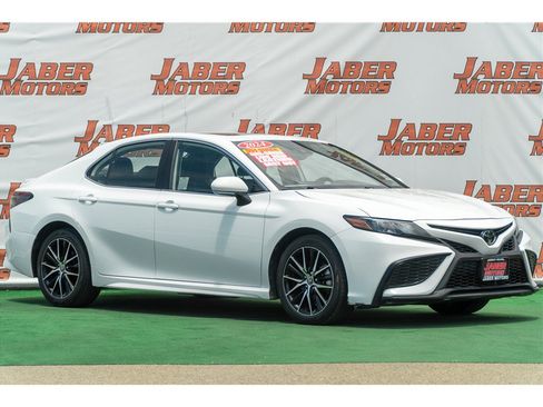 Used 2024 Toyota Camry SE w/ Convenience Package FWD image 1