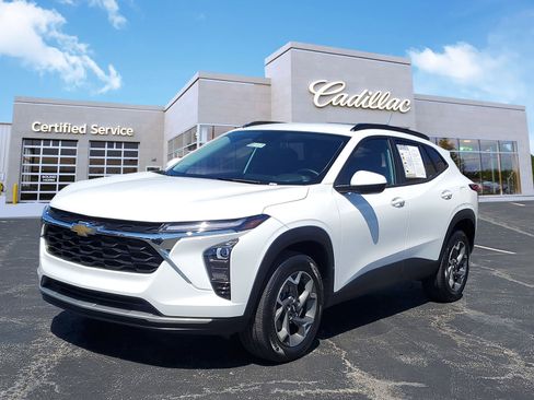 Used 2024 Chevrolet Trax LT w/ Driver Confidence Package image 1