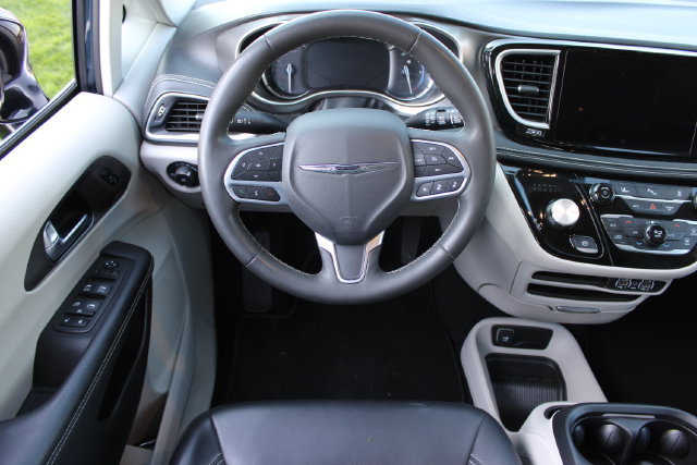 Used 2024 Chrysler Pacifica Limited FWD image 45