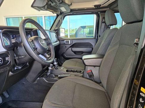 Used 2024 Jeep Gladiator Sport AWD/4WD image 9