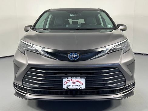 Used 2024 Toyota Sienna LE w/ LE Plus Package AWD/4WD image 2