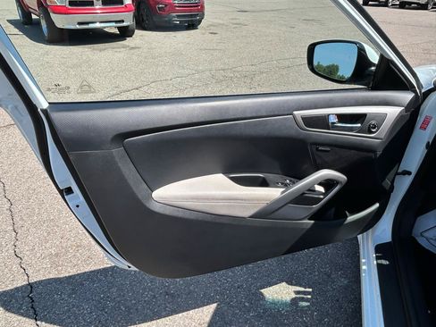 Used 2013 Hyundai Veloster w/ Style Pkg FWD image 12
