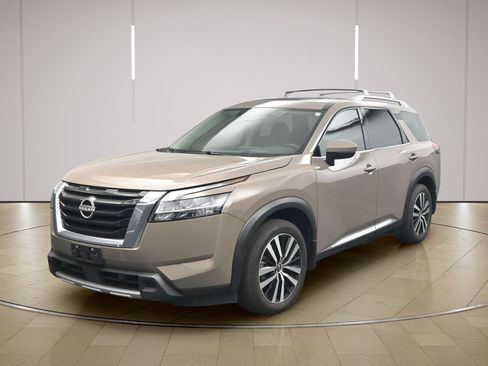 Certified 2024 Nissan Pathfinder Platinum FWD image 3