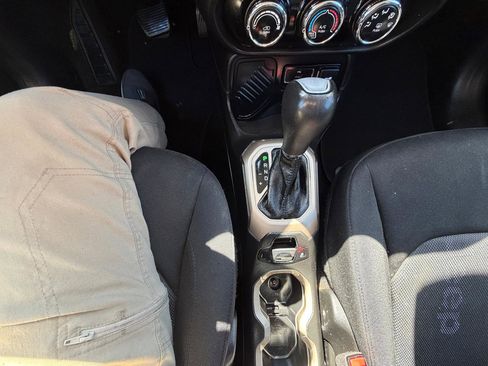 Used 2017 Jeep Renegade Latitude image 24