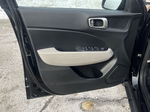 Used 2023 Hyundai Venue SEL image 15