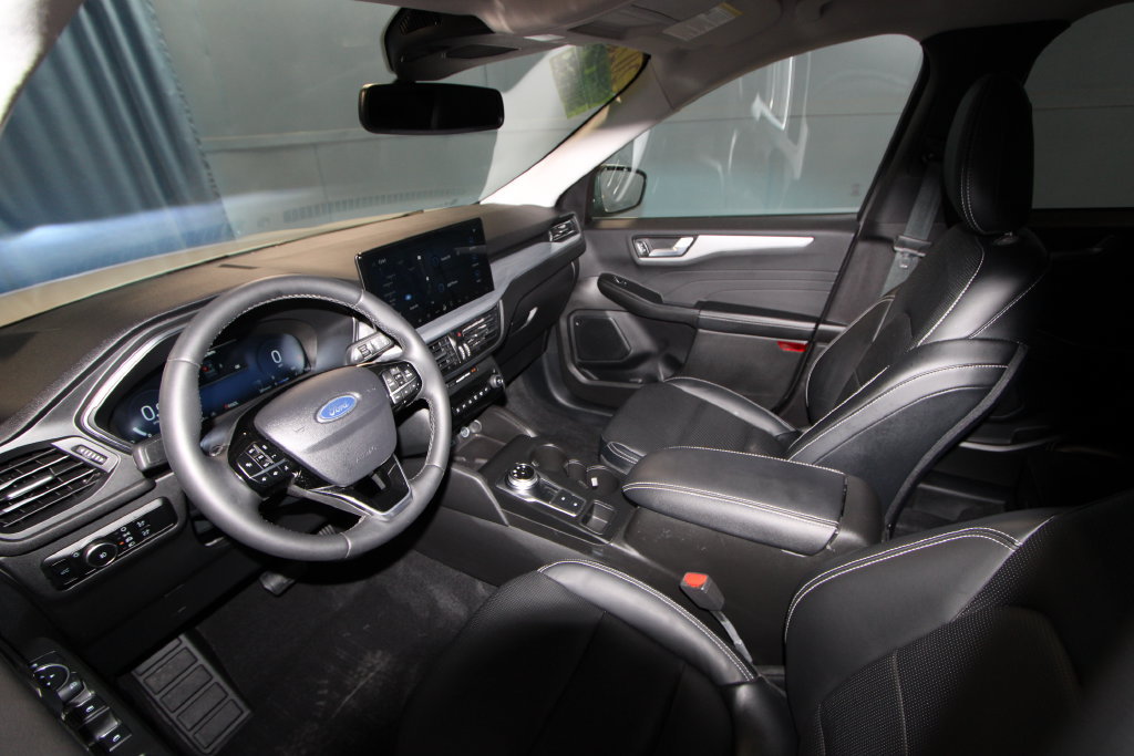 Used 2023 Ford Escape Platinum AWD/4WD image 2
