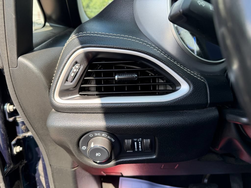 Used 2023 Chrysler Pacifica Touring-L w/ S Appearance Package FWD image 15