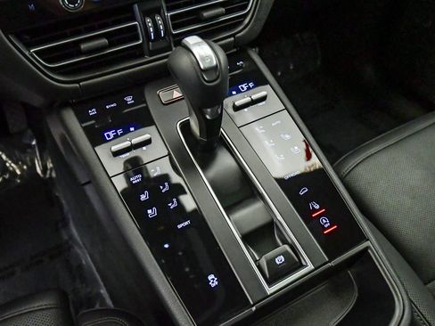 Used 2024 Porsche Macan AWD/4WD image 22
