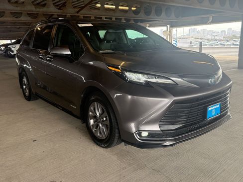 Used 2021 Toyota Sienna XLE image 5