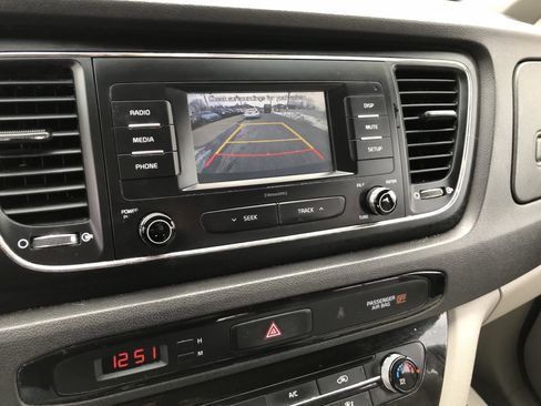 Used 2017 Kia Sedona L image 14