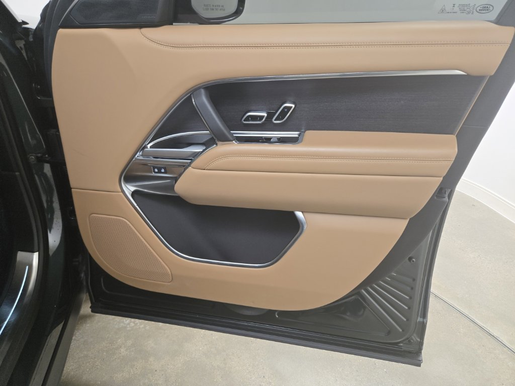 Certified 2025 Land Rover Range Rover SE AWD/4WD image 27