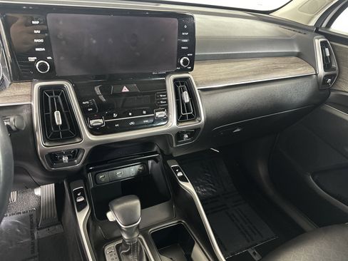 Certified 2023 Kia Sorento S w/ Panoramic Sunroof Package image 4