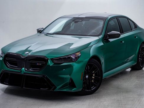 Used 2025 BMW M5 w/ Carbon Package image 3