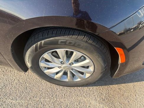 Used 2018 Chrysler Pacifica Touring-L FWD image 3