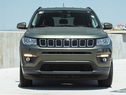 Used 2019 Jeep Compass Latitude image 3