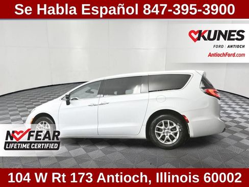 Used 2024 Chrysler Pacifica Touring-L image 30