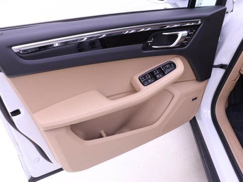 Used 2025 Porsche Macan AWD/4WD image 15