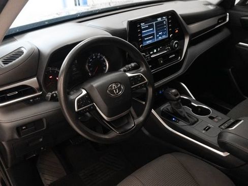 Used 2022 Toyota Highlander L FWD image 11