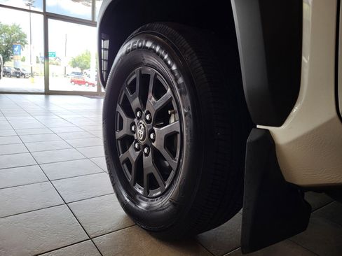 Used 2025 Toyota 4Runner SR5 AWD/4WD image 29