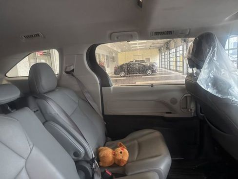 Used 2021 Toyota Sienna XLE FWD image 16
