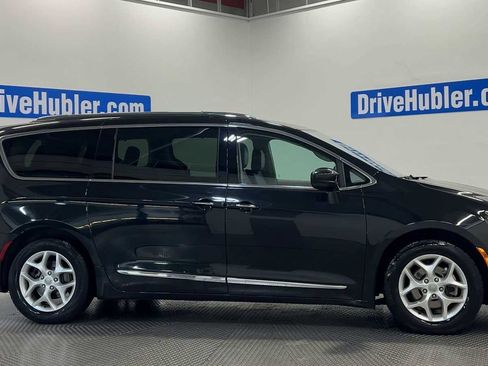 Used 2018 Chrysler Pacifica Touring-L w/ Tire & Wheel Group FWD image 9
