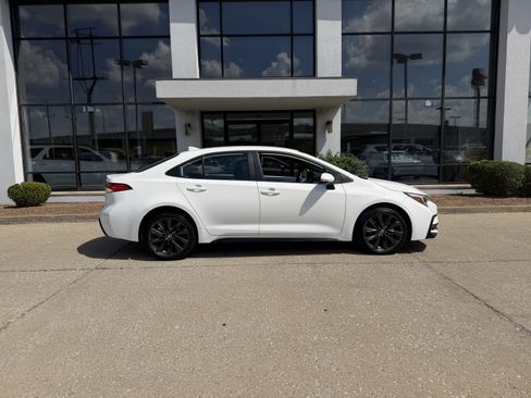 Used 2025 Toyota Corolla SE FWD image 3