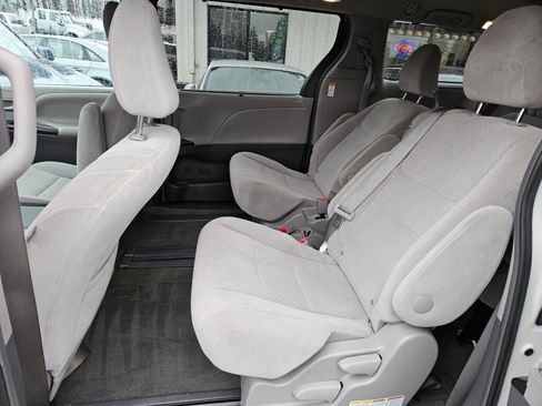 Used 2016 Toyota Sienna LE image 19