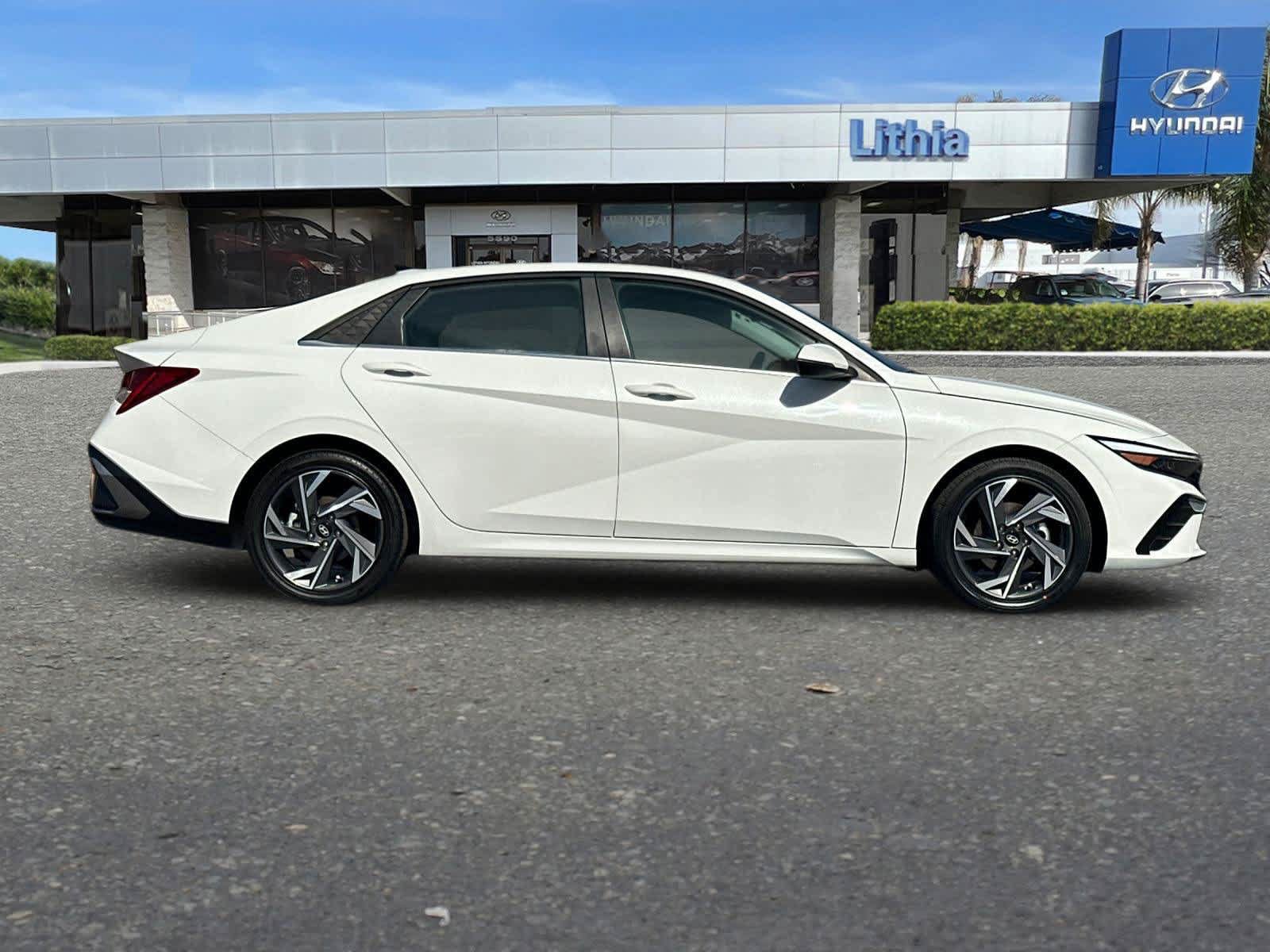 Certified 2025 Hyundai Elantra Limited FWD image 9