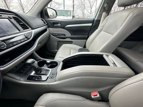 Used 2019 Toyota Highlander XLE image 26