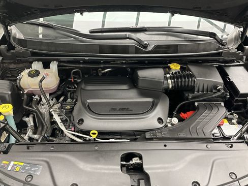Used 2024 Chrysler Pacifica Touring-L image 27