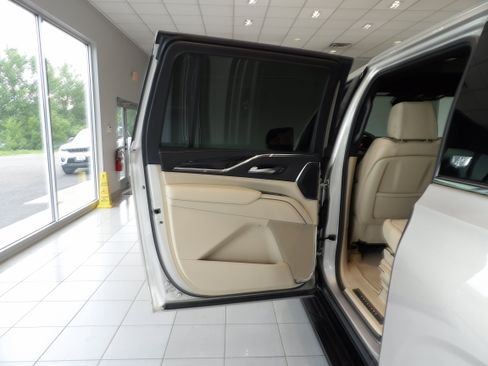Used 2023 Cadillac Escalade ESV Premium Luxury w/ Performance Package AWD/4WD image 18